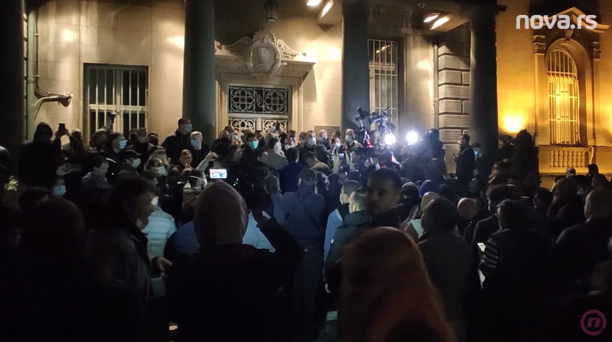 Demonstranti pred zgradom Predsedništva