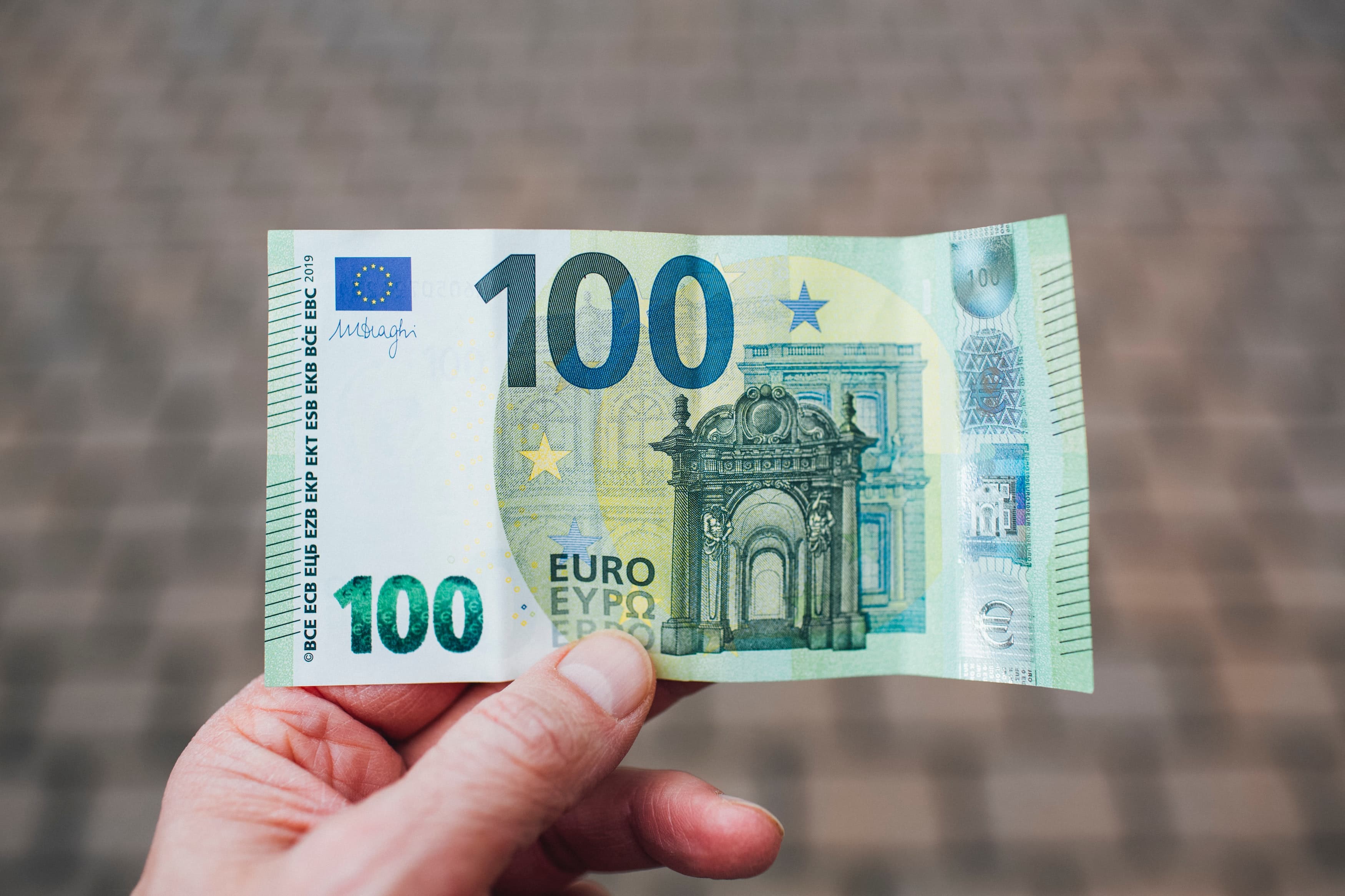 Od danas isplata 100 evra za sve građane koji su se prijavili