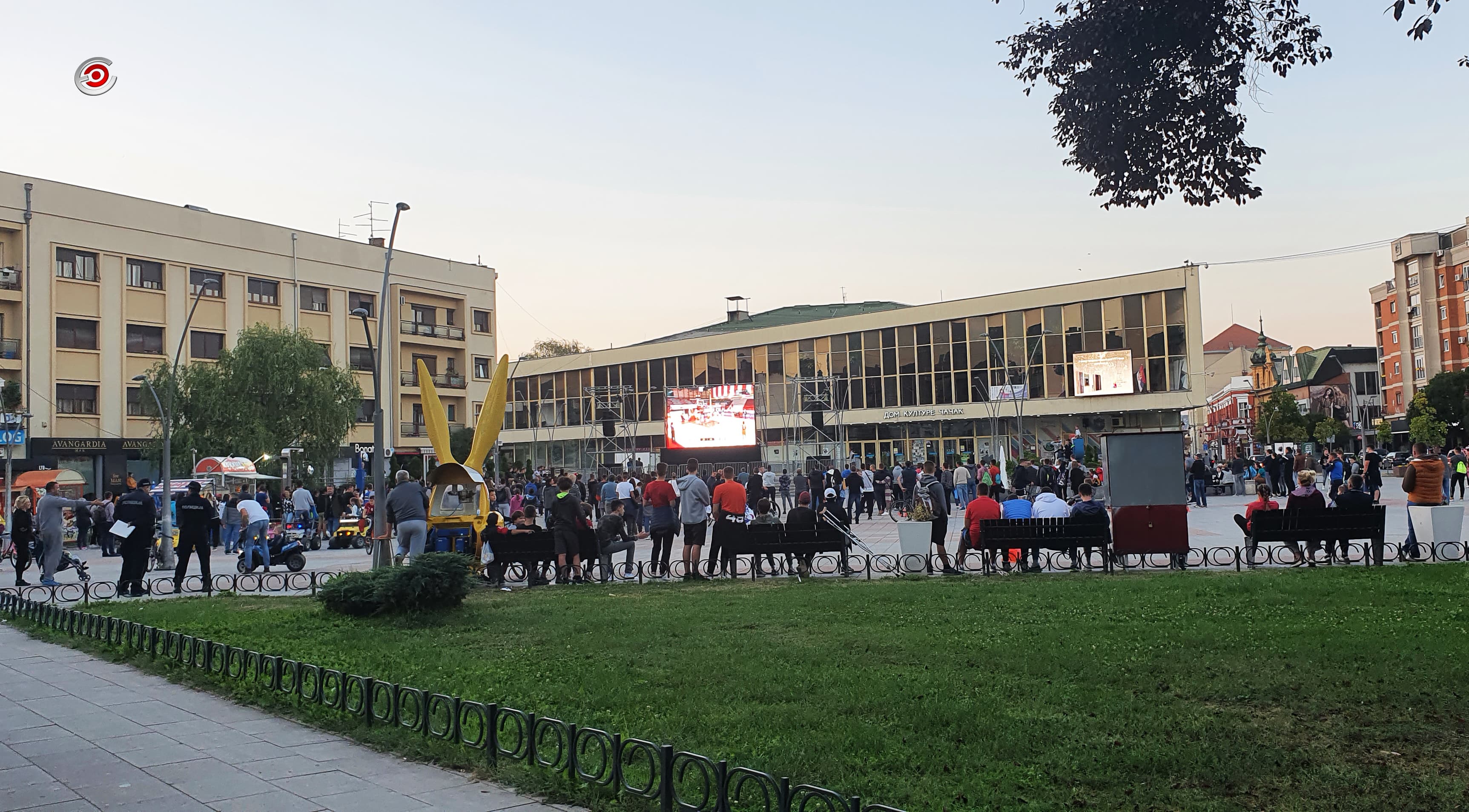 Crvena zvezda savladala Borac, Čačani pratili utakmicu putem LED ekrana na Gradskom trgu (VIDEO)