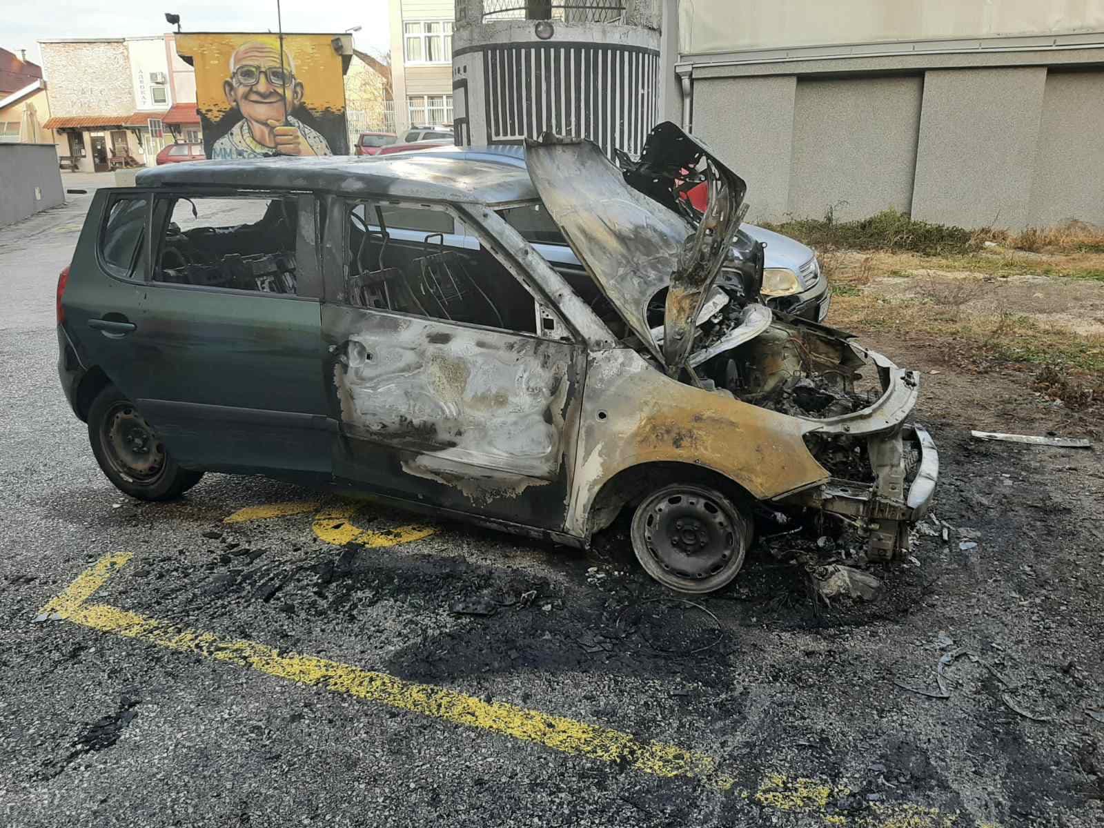 Čačak: Na parkingu tokom noći izgorelo vozilo gradske uprave