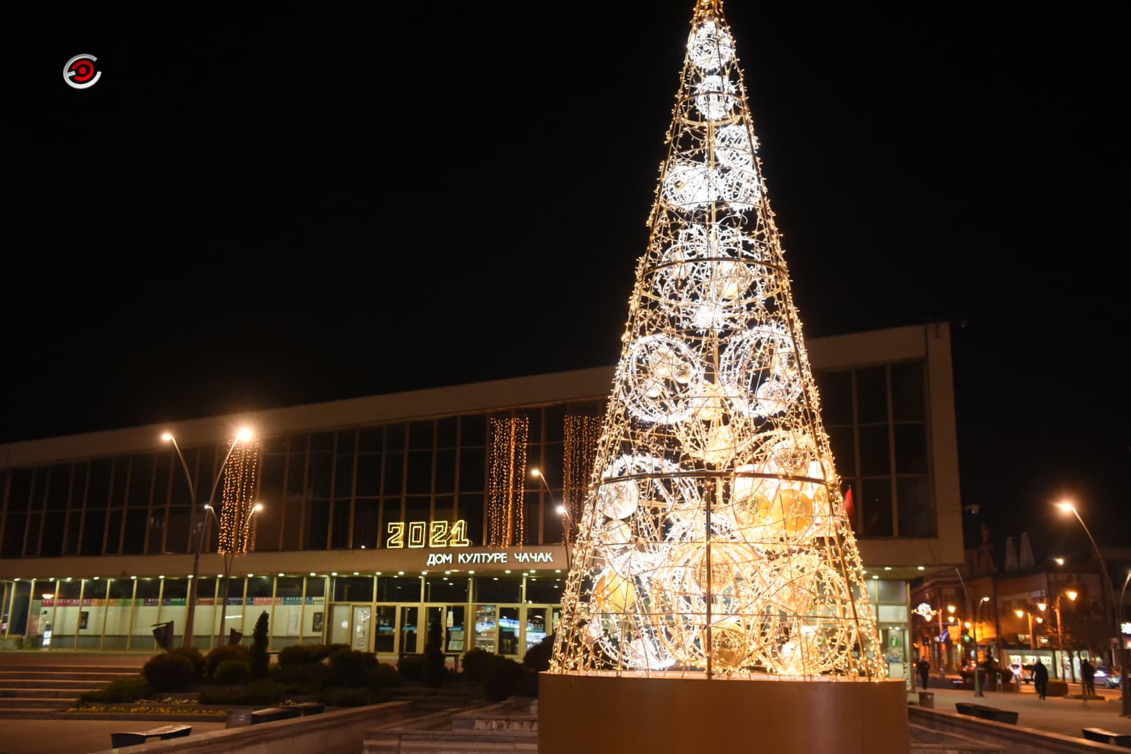 Postavljena novogodišnja jelka na Gradskom trgu (FOTO)