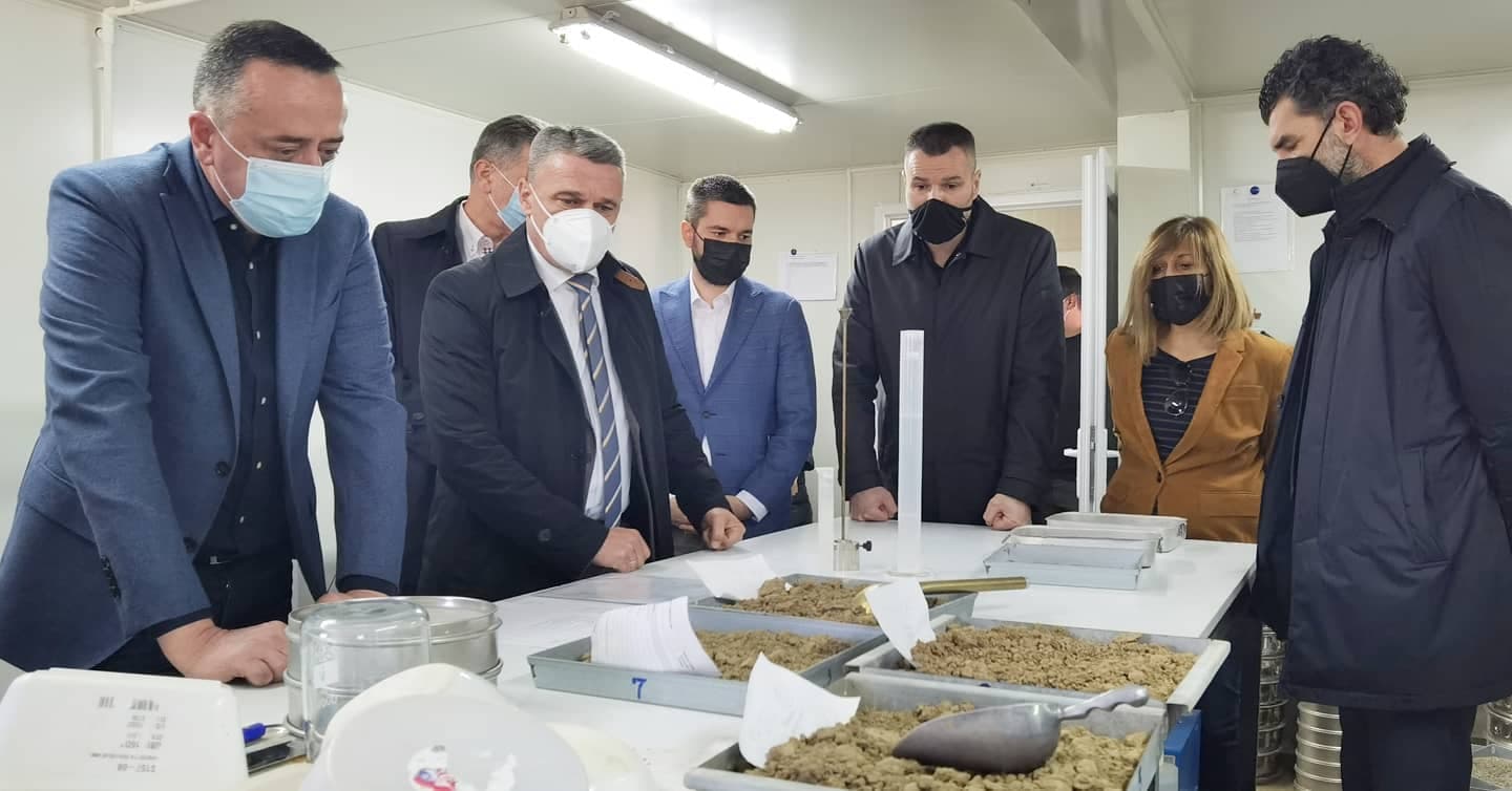 Direktor Koridora i gradonačelnik Todorović obišli laboratoriju za ispitivanje materijala