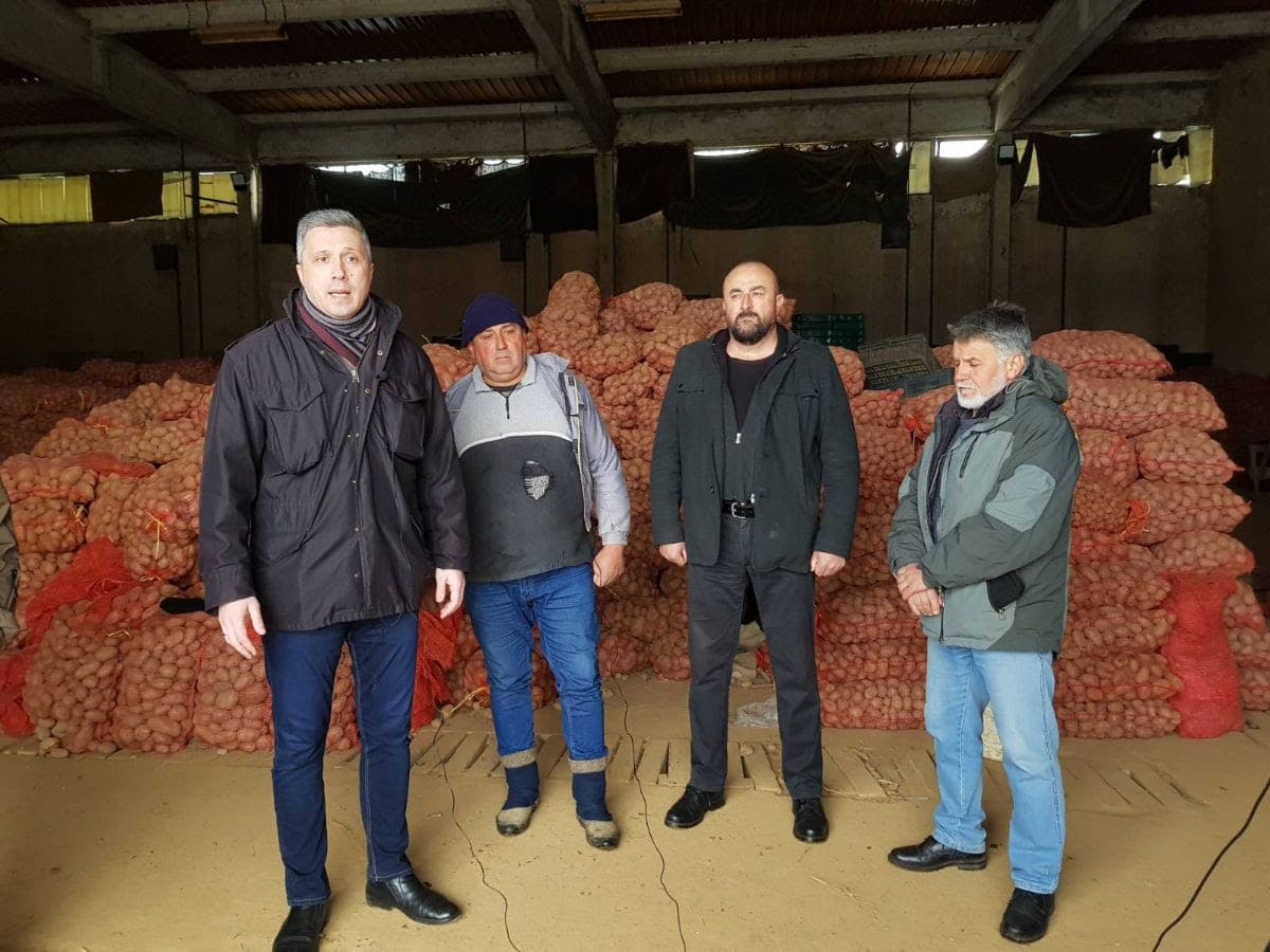 Obradović i Jakovljević posetili proizvođače krompira u gornjomilanovačkim selima, neprodato milion kilograma