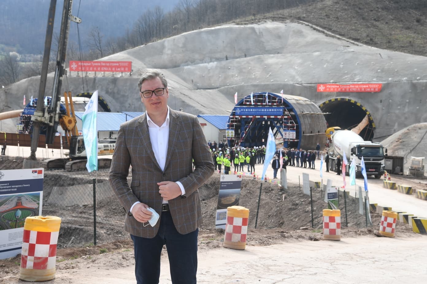 Predsednik Vučić obišao radove na auto-putu "Miloš Veliki", deonica od Preljine do Požege u januaru sledeće godine