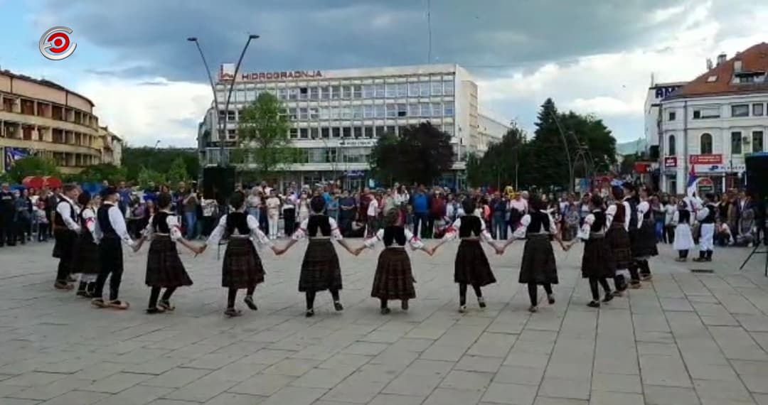 "Opančići sitan vez" na Gradskom trgu u Čačku (VIDEO)