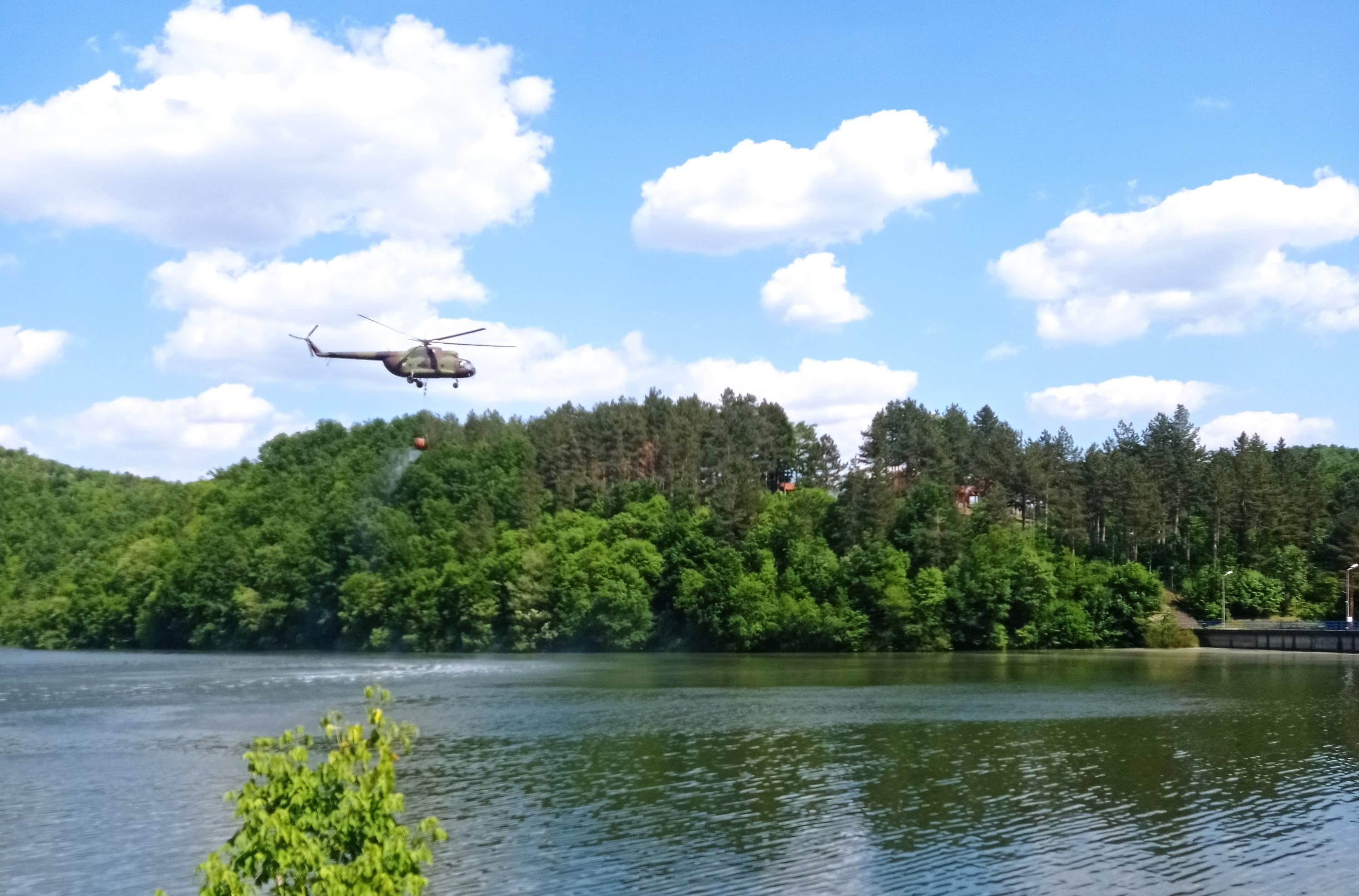 Tri helikoptera Mi-8 i Mi-17 do sada izbacili preko 50.000 litara vode u gašenju požara u "Slobodi" (FOTO)