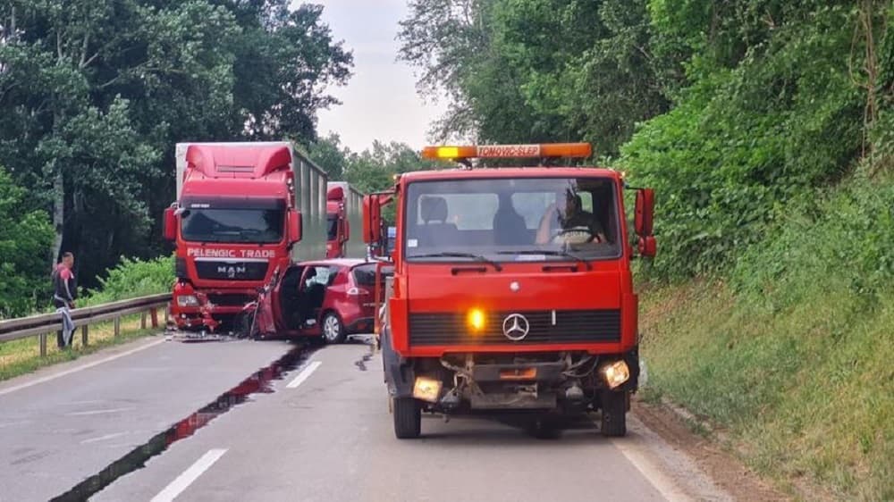 Direktan sudar u Ovčarsko-kablarskoj klisuri: Jedno lice izgubilo život, tri teško povređena