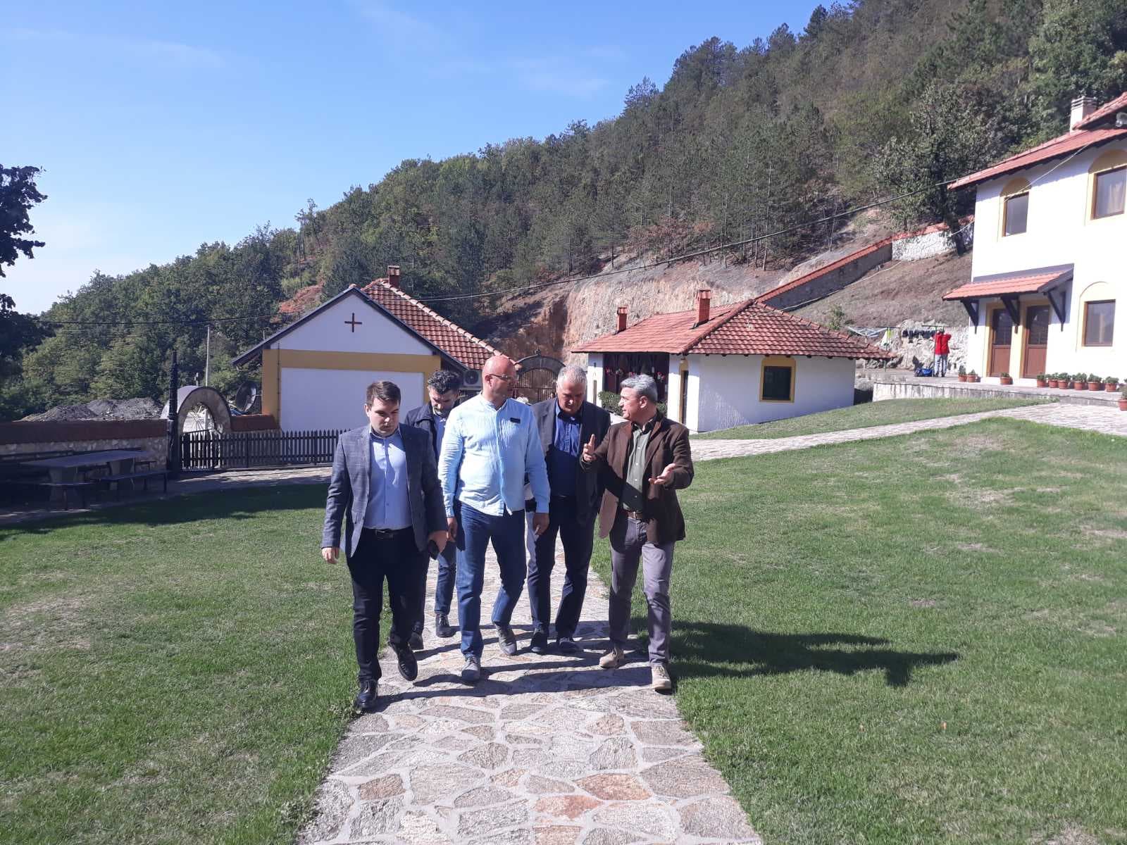 U toku završni radovi na asfaltiranju saobraćajnice do manastira Vujan