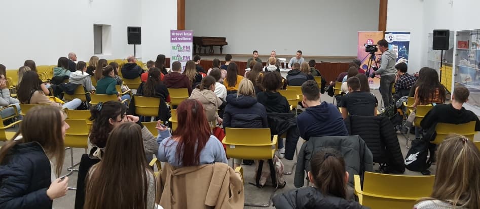 Veliko interesovanje mladih za tribinu "Potreba za mržnjom"