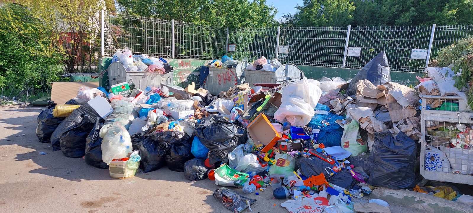Kamionom dovezao gomilu smeća i iskipovao nasred reciklažnog platoa kod groblja u Atenici (FOTO)