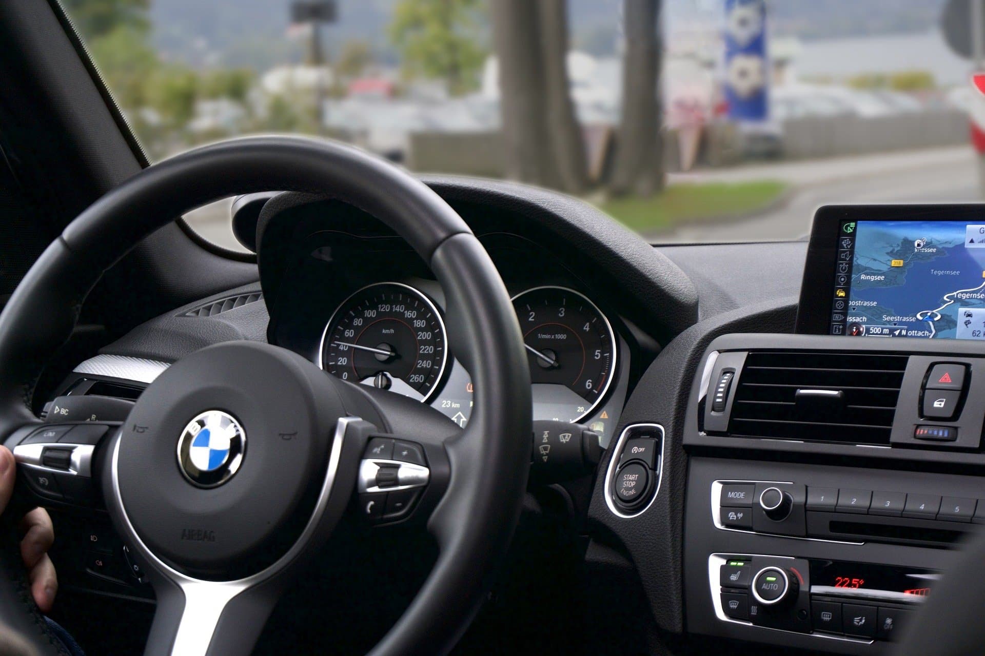Čačak: Oduzet "BMW" kojim je vozač usred bela dana "driftovao" centralnim ulicama