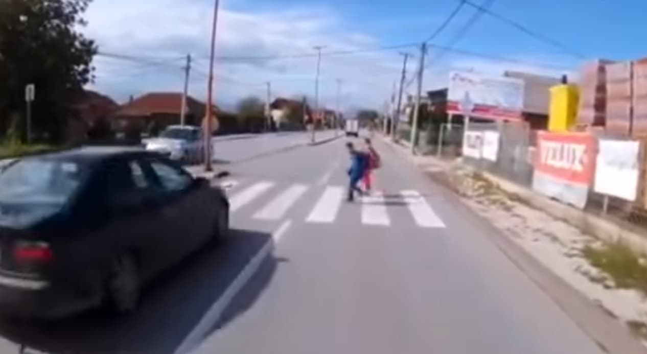 Zamalo pokosio dvoje dece nasred pešačkog prelaza u Čačku (VIDEO)