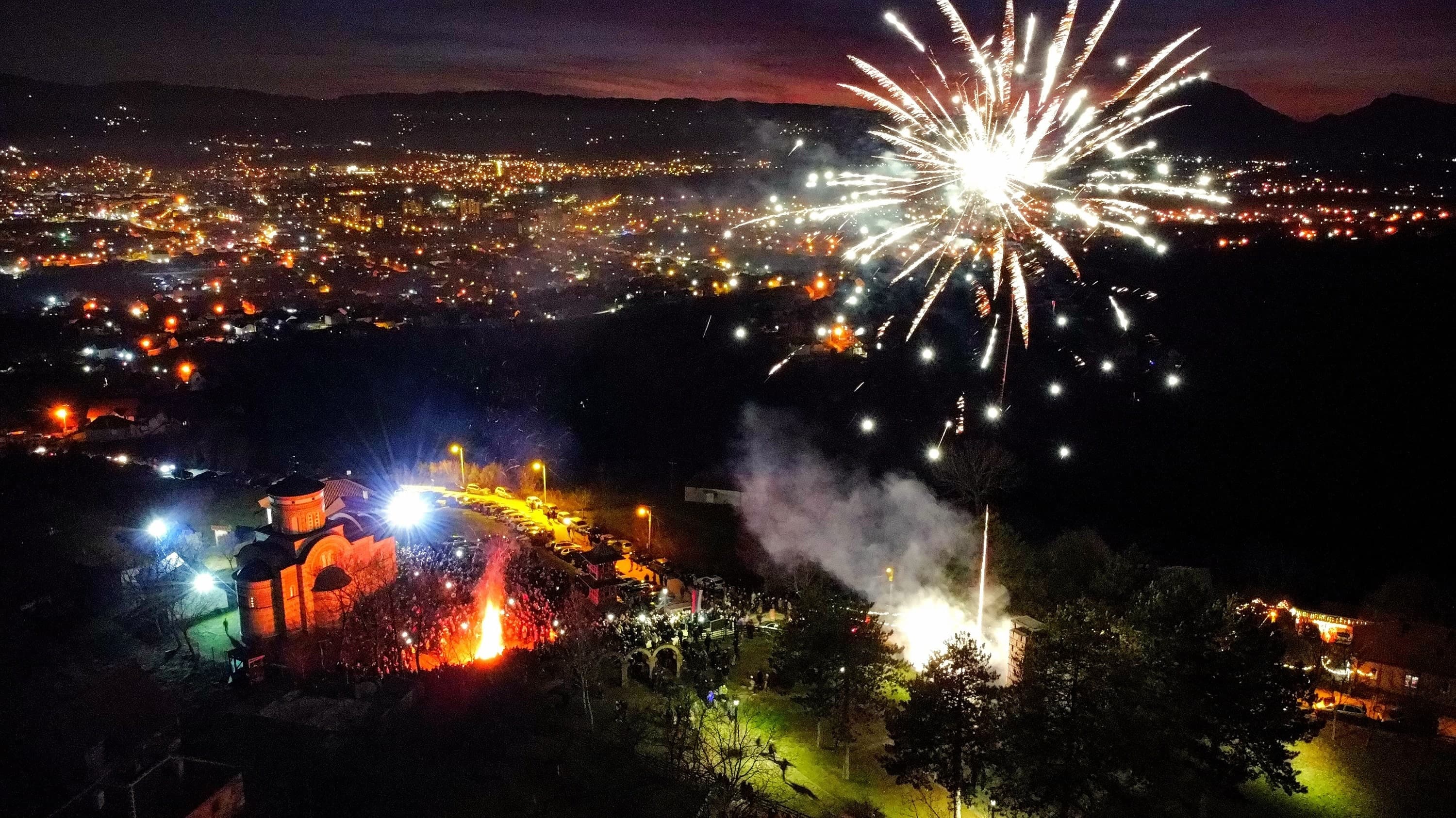 Badnje veče i paljenje badnjaka u hramu Svetog kneza Lazara u Ljubiću (FOTO)