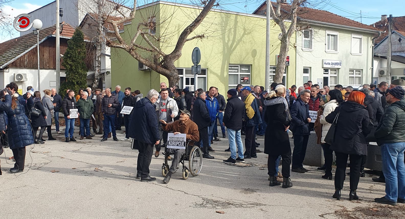 Meštani deset sela drugi dan protestovali ispred Višeg suda u Čačku zbog oduzete zemlje