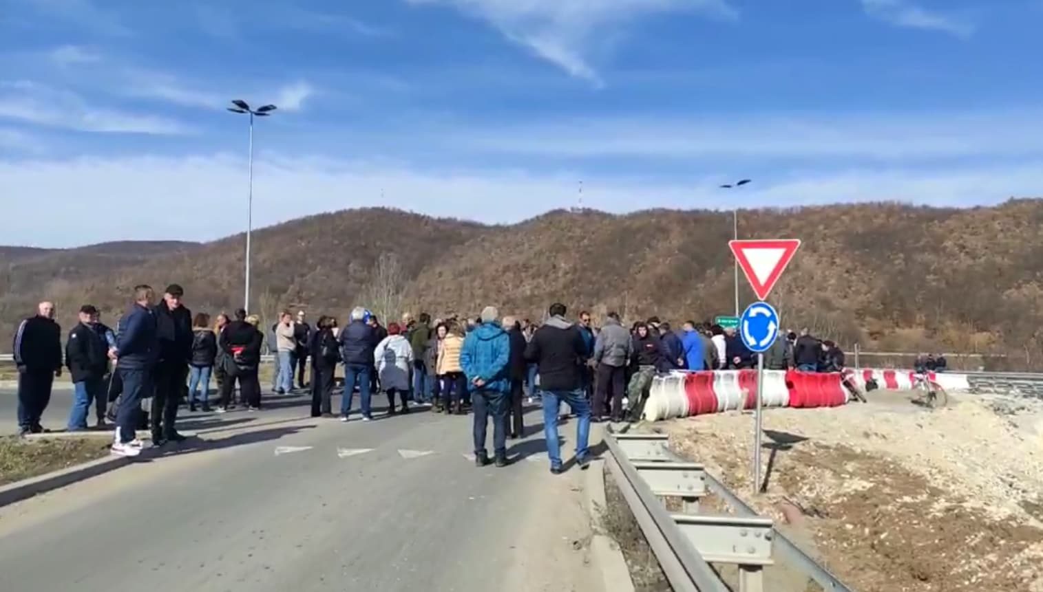 Građani nezadovoljni eksproprijacijom na sat vremena blokirali petlju u Pakovraću