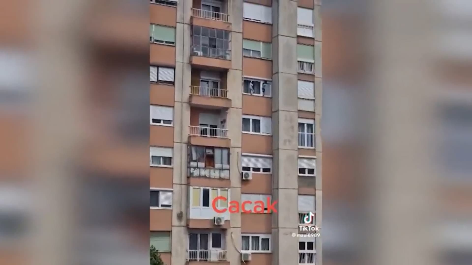 Strašan snimak iz Čačka, deca šetaju po simsu na 7.spratu zgrade