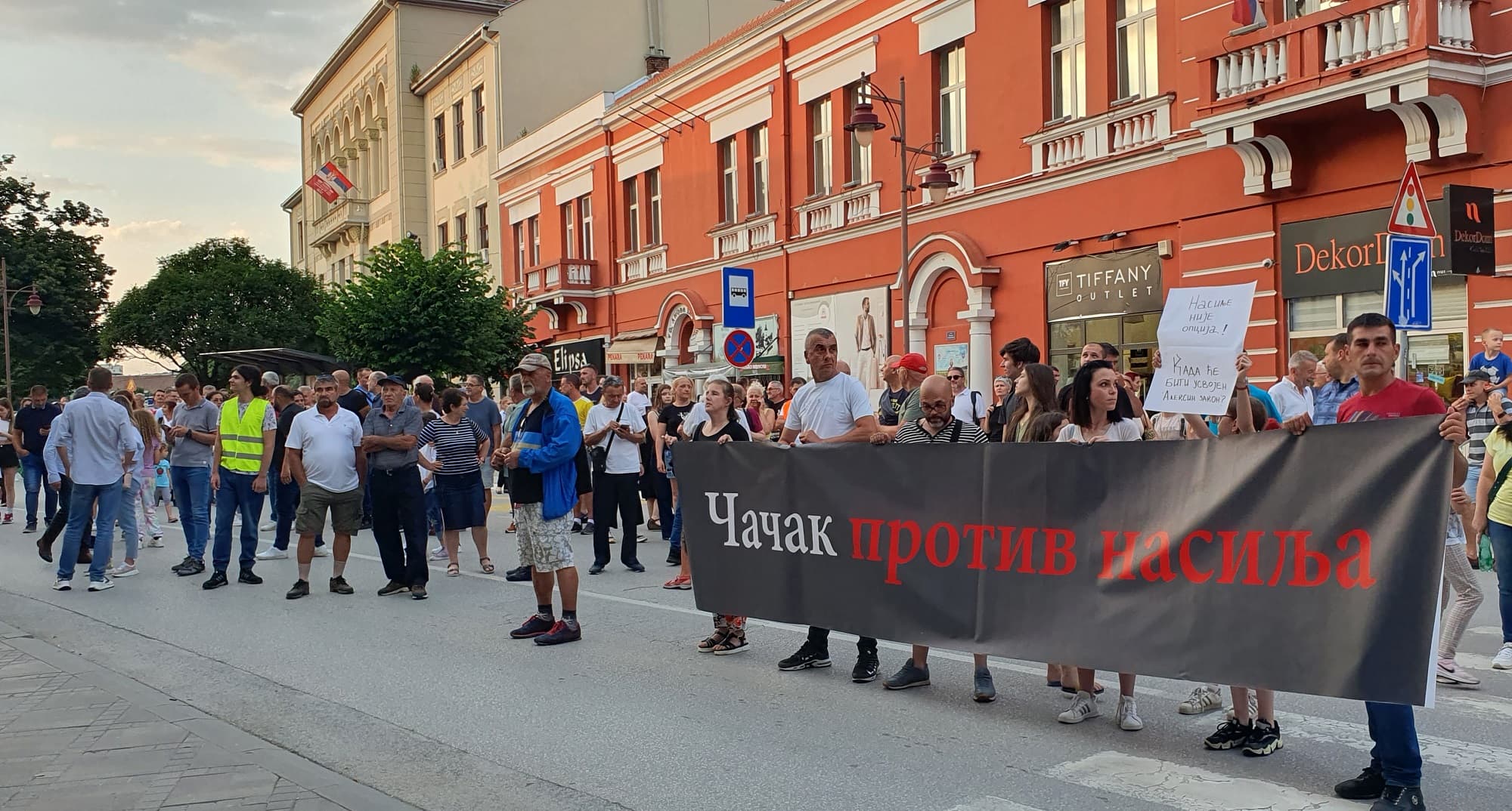Čačak protiv nasilja: "Neću da budem primer ćutanja zbog njihovih nedela" (FOTO+VIDEO)