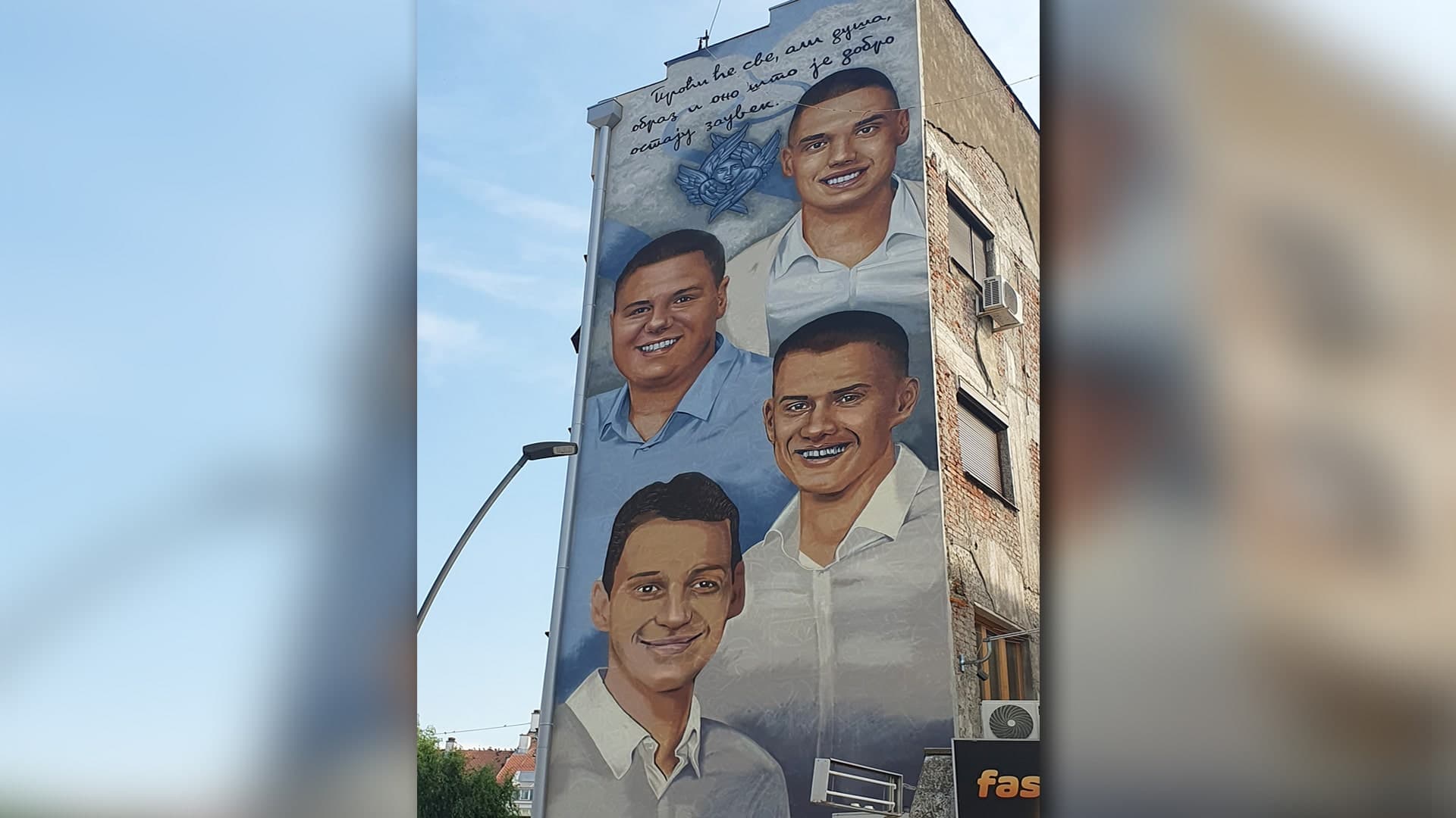 Mural sa likovima četiri nastradala mladića u centru Čačka