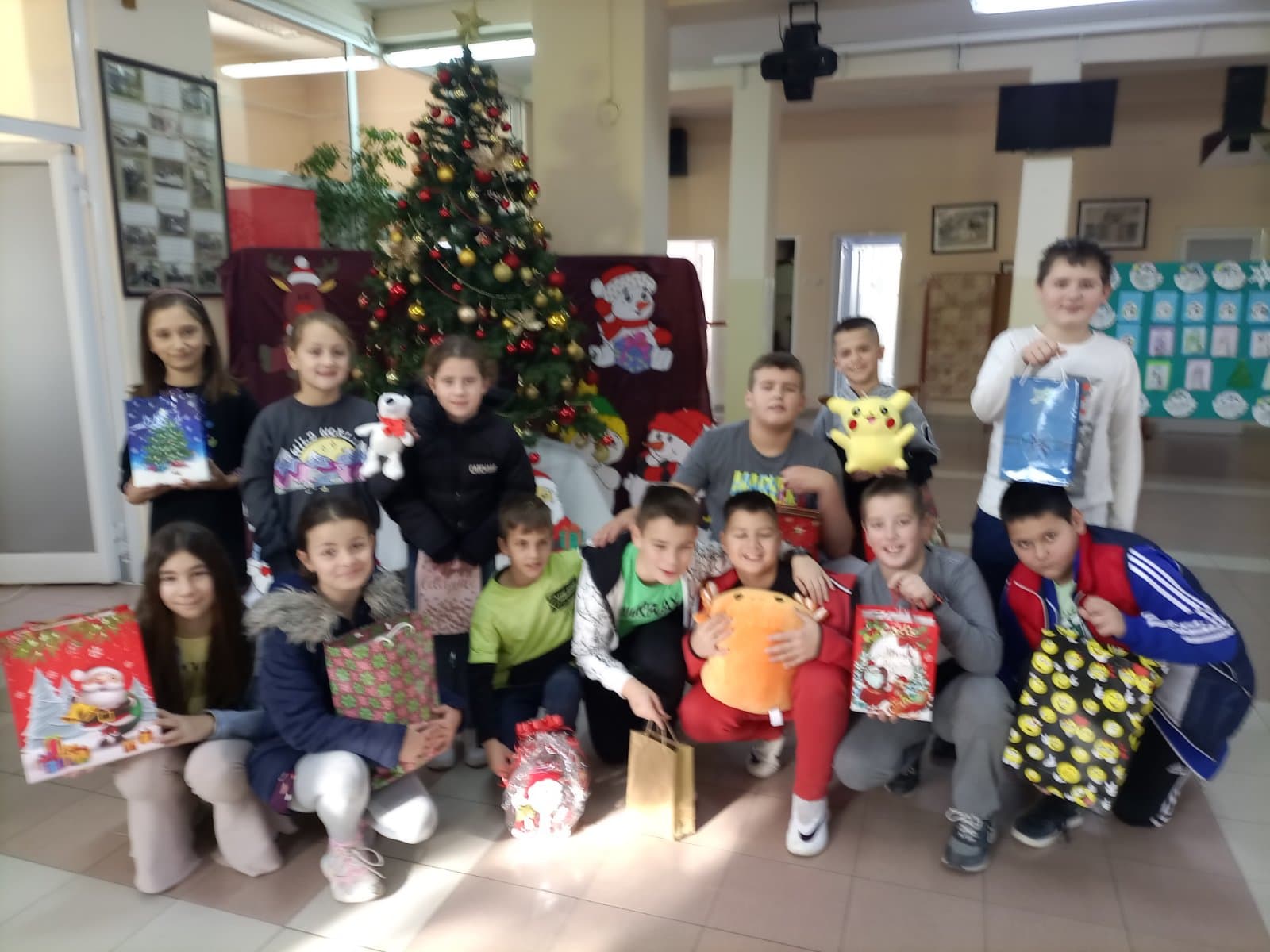 Učenici Osnovne škole "Preljina" na Božić posetili Dečije odeljenje čačanske bolnice
