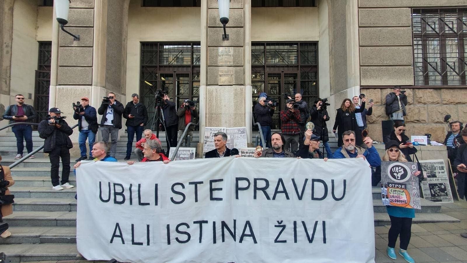 Protest zbog oslobađajuće presude za ubistvo Ćuruvije: 25 minuta tišine za 25 godina čekanja (ne)pravde (FOTO)