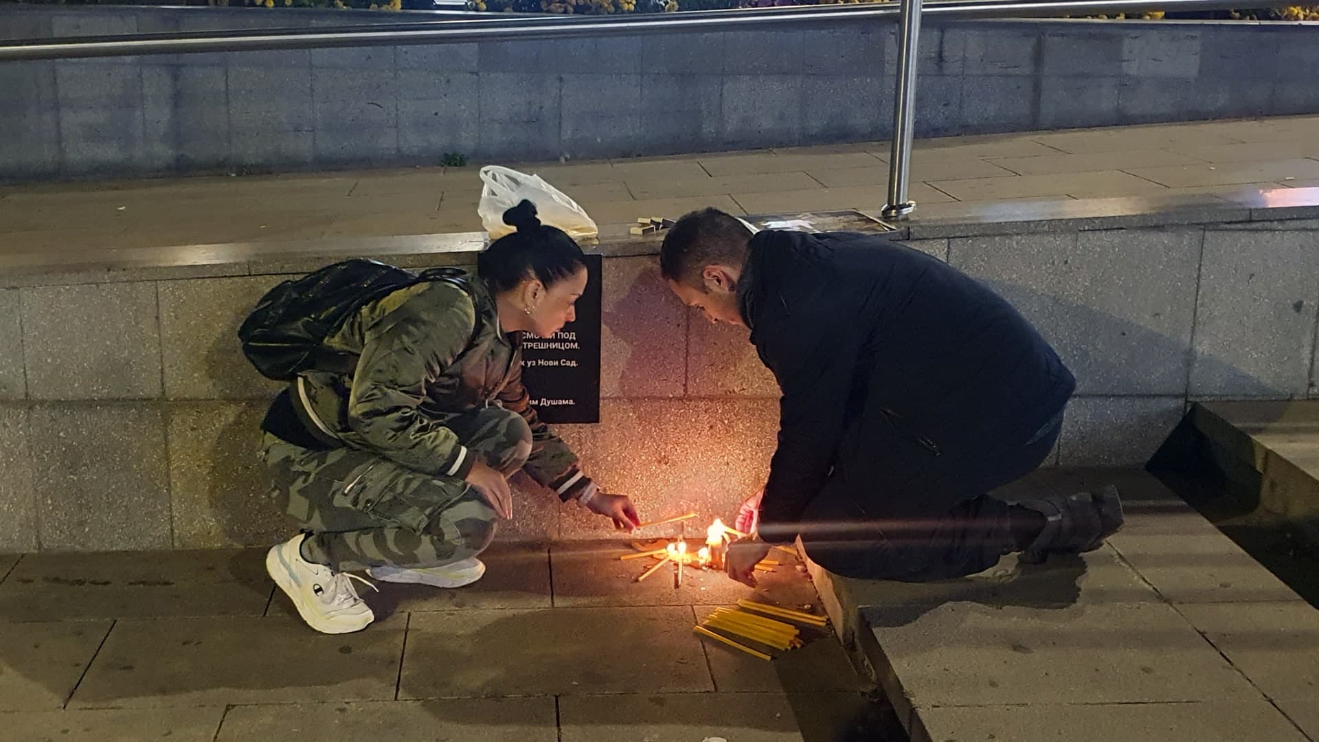 Čačani pale sveće za nastradale na Železničkoj stanici u Novom Sadu (VIDEO)