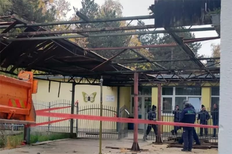Posle dve godine uklanjaju opasnu nadstrešnicu (FOTO)