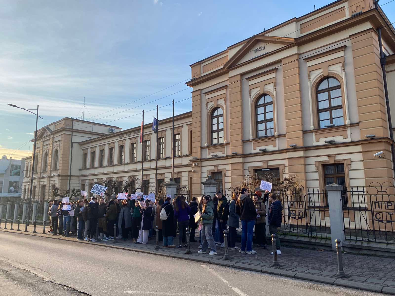 Milanovački maturanti danas obustavili nastavu