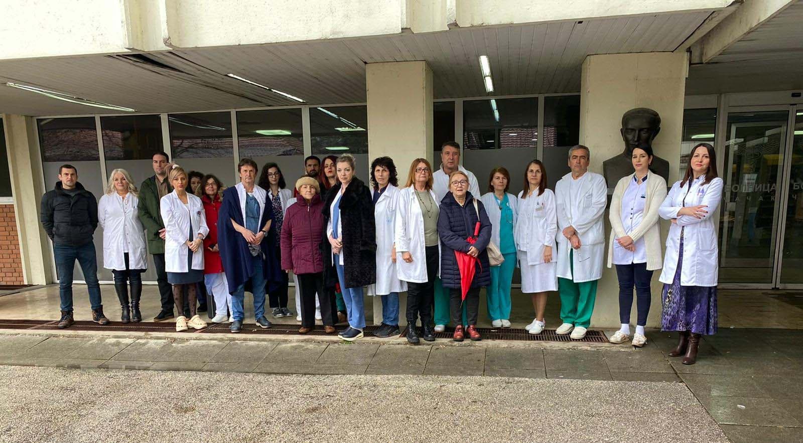 Zdravstveni radnici se okupili ispred čačanske bolnice, održali 15 minuta ćutanja