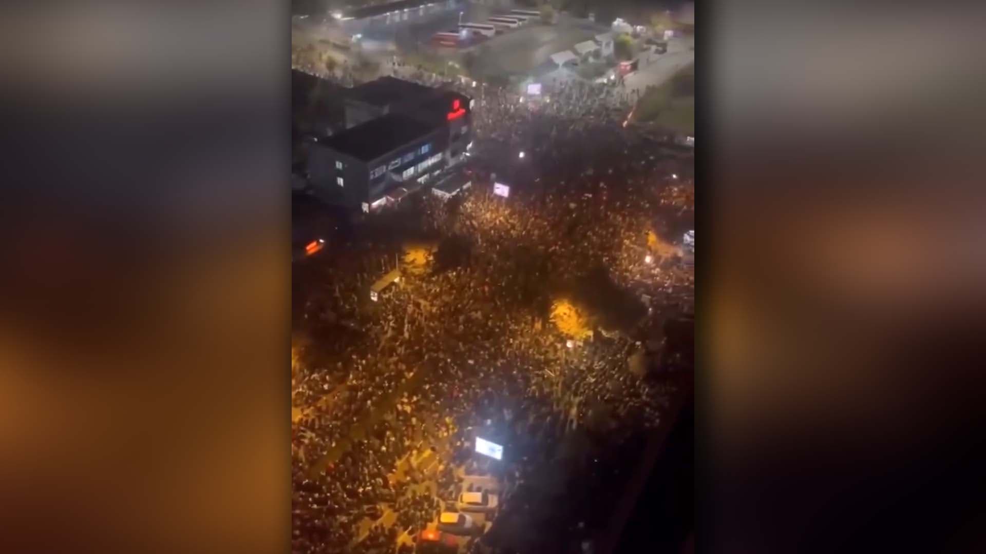 Studenti beogradskih fakulteta stigli u Novi Sad, dočekali ih građani sa obe strane mosta (VIDEO)