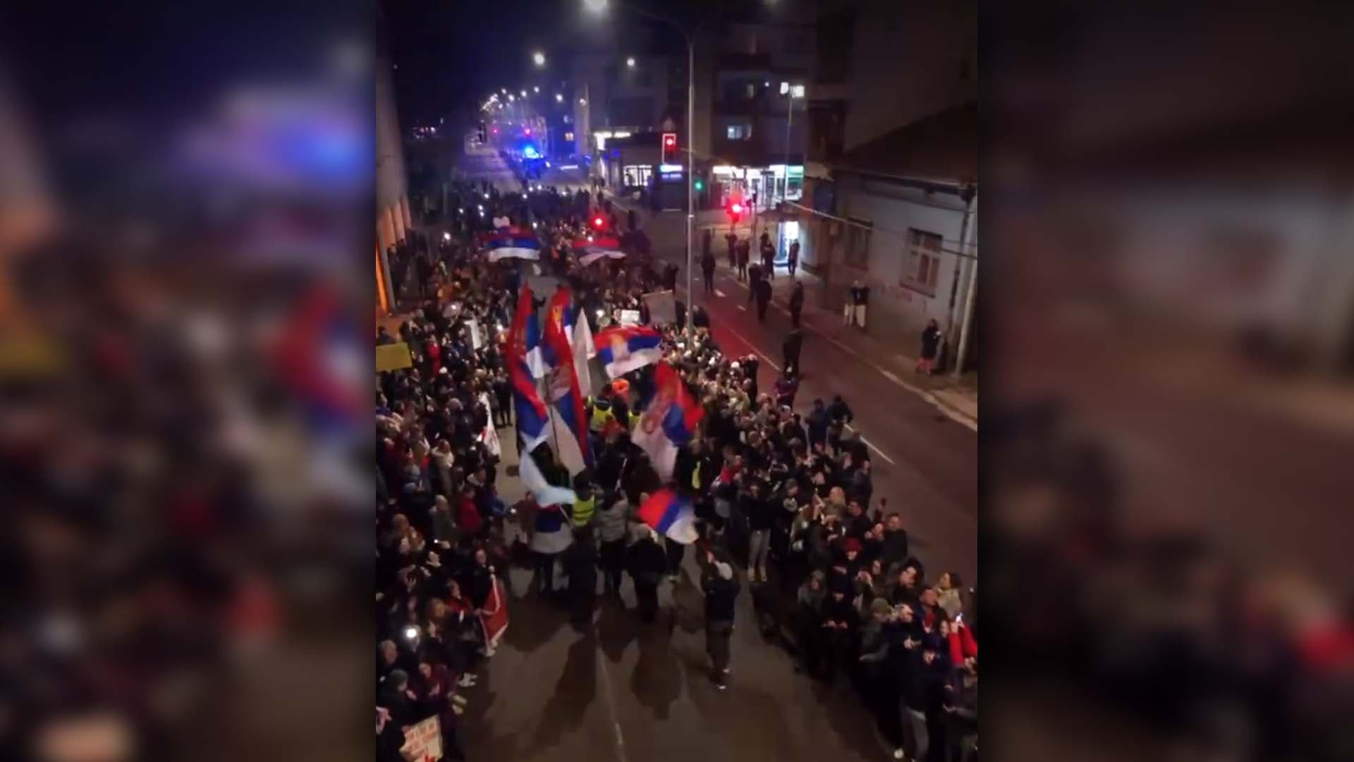 Hiljade Kraljevčana uz vatromet dočekalo čačanske studente i maturante (VIDEO)