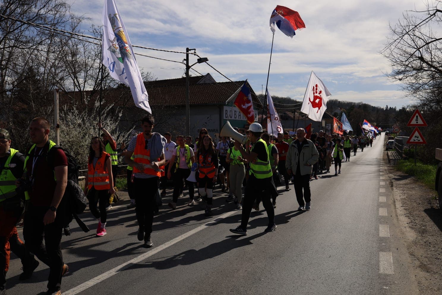 Studenti koji peške dolaze na protest večeras stižu u Beograd, doček na Terazijama