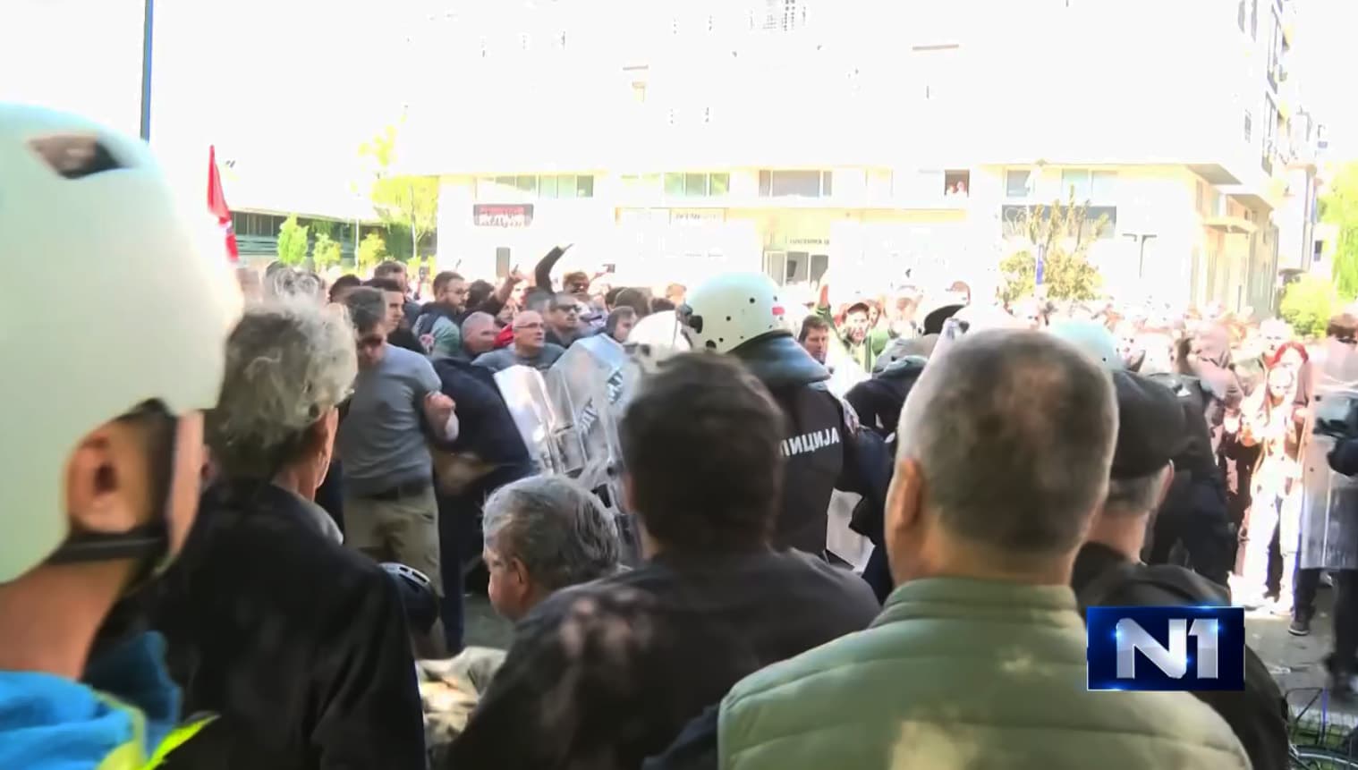 Policija se povukla ispred DIF-a u Novom Sadu: Dekan gađan jajima, nastavnici uputili otvoreno pismo javnosti