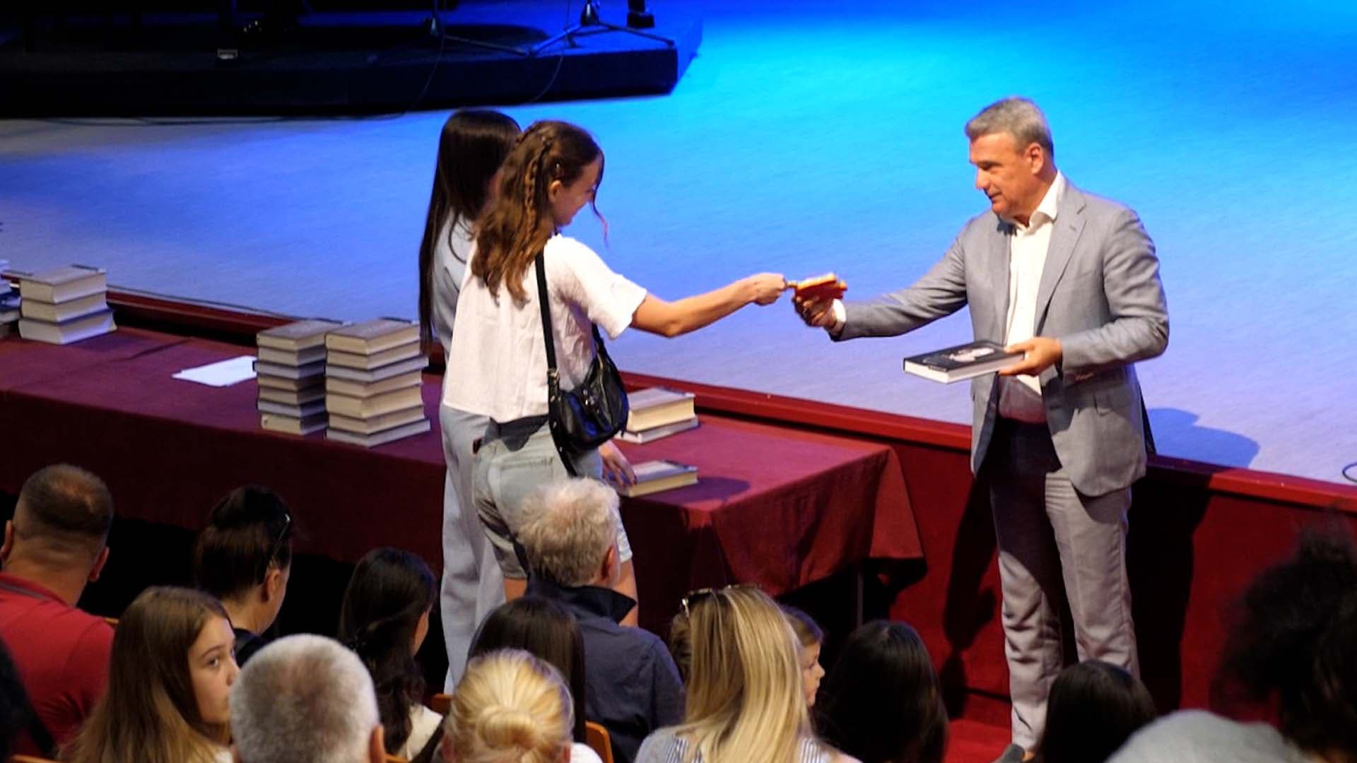 Maturanti čačanske Gimnazije i pojedinih srednjih škola odbili da se rukuju sa gradonačelnikom (VIDEO)