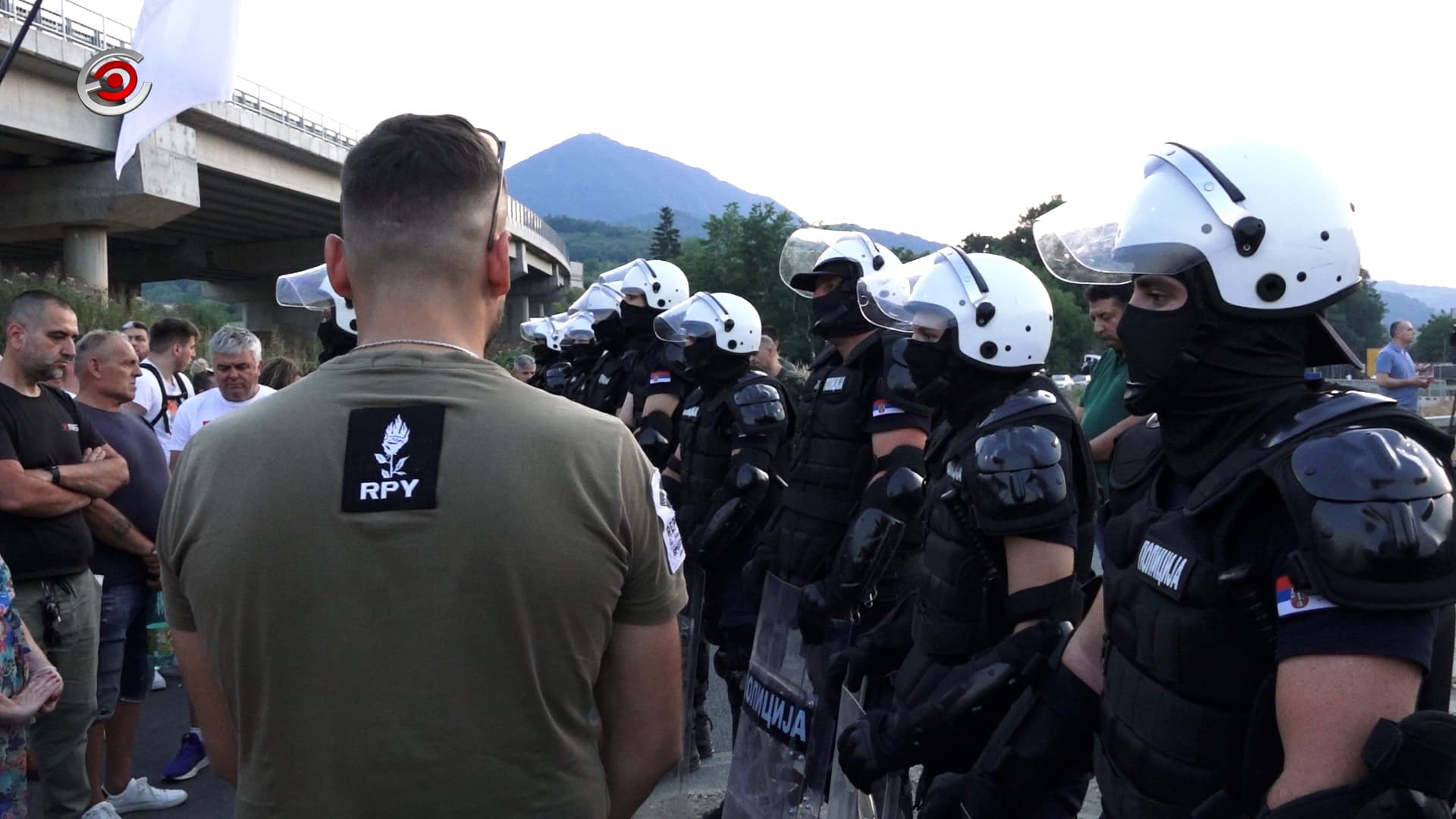 Blokada u Pakovraću: Tri sata sa građanima i policijom (VIDEO)