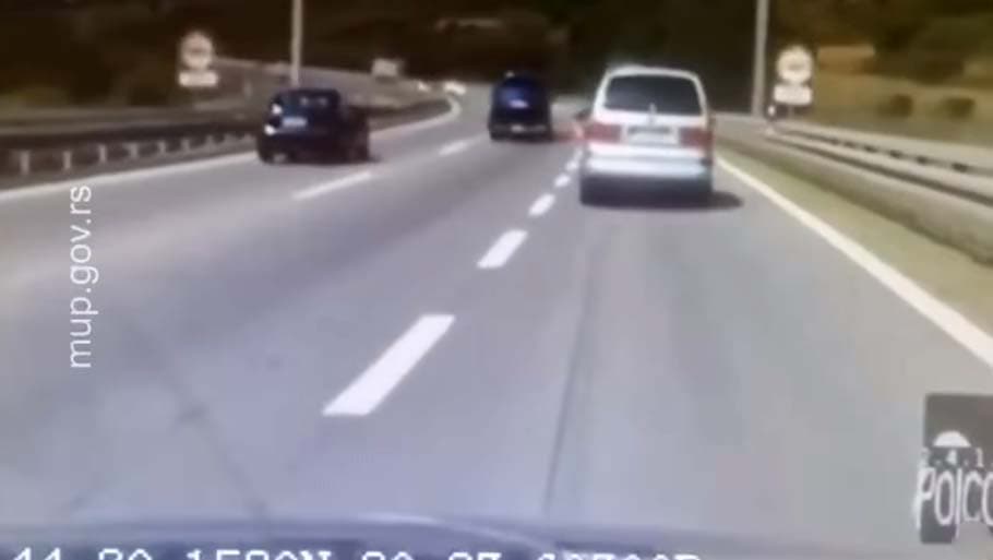 Incident na auto-putu kod Vrčina: Vozač prevozio migrante, probio rampu, trojica policajaca suspendovana (VIDEO)