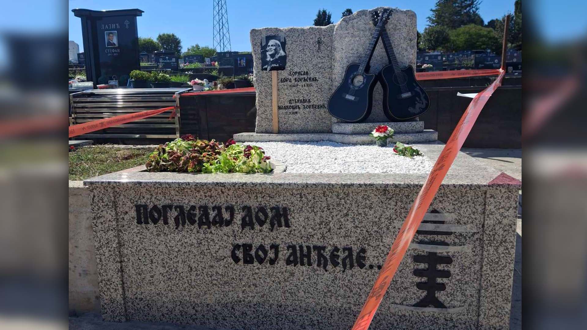 Postavljen nadgrobni spomenik Bori Đorđeviću, dve ukrštene gitare i prepoznatljivi stihovi