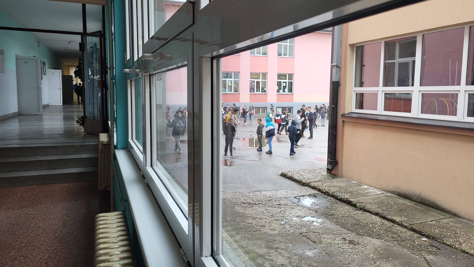 Dojava o postavljenoj bombi u većini škola u Čačku, učenici i zaposleni evakuisani
