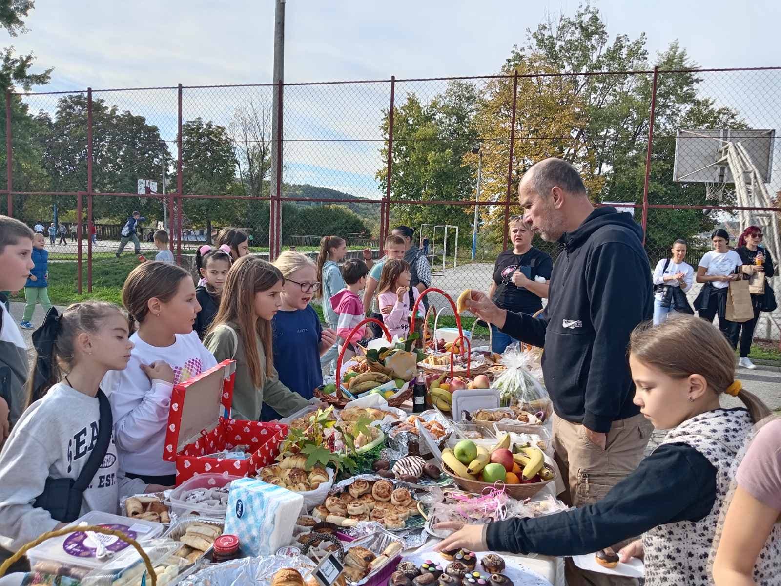 U Osnovnoj školi "Preljina" održana humanitarna prodajna manifestacija "Hranom do zdravlja"