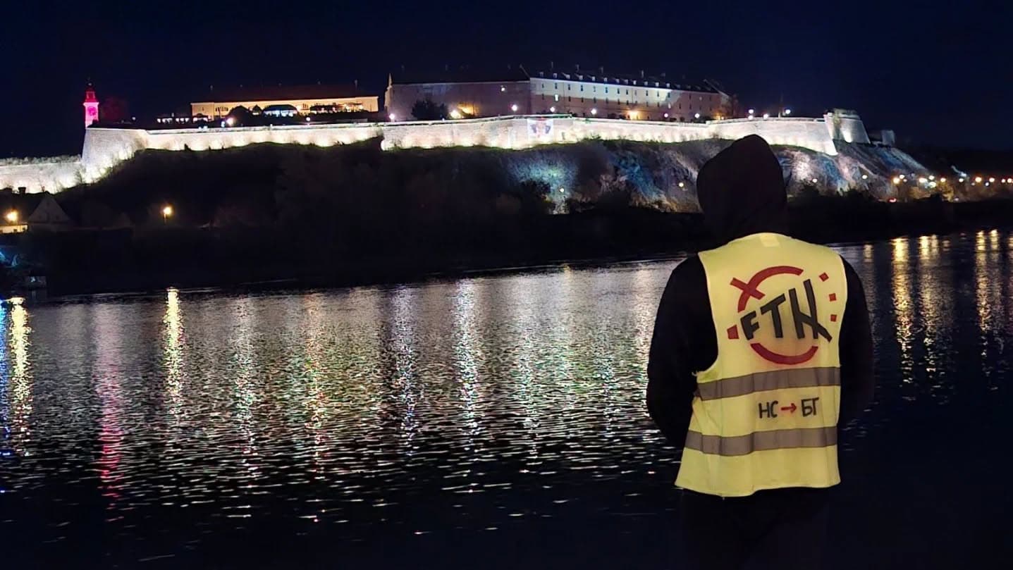 Završen komemorativni skup u Novom Sadu, sa čamaca na Dunavu pušteno 16 lampiona (VIDEO)