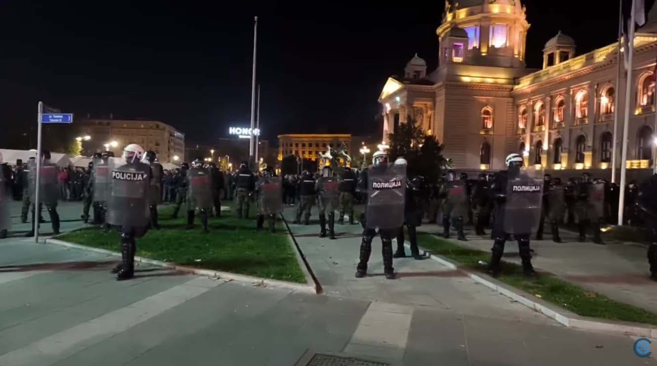 Tenzije ispred Skupštine: Lete pirotehnika i flaše s vodom, policija razdvaja dve grupe građana