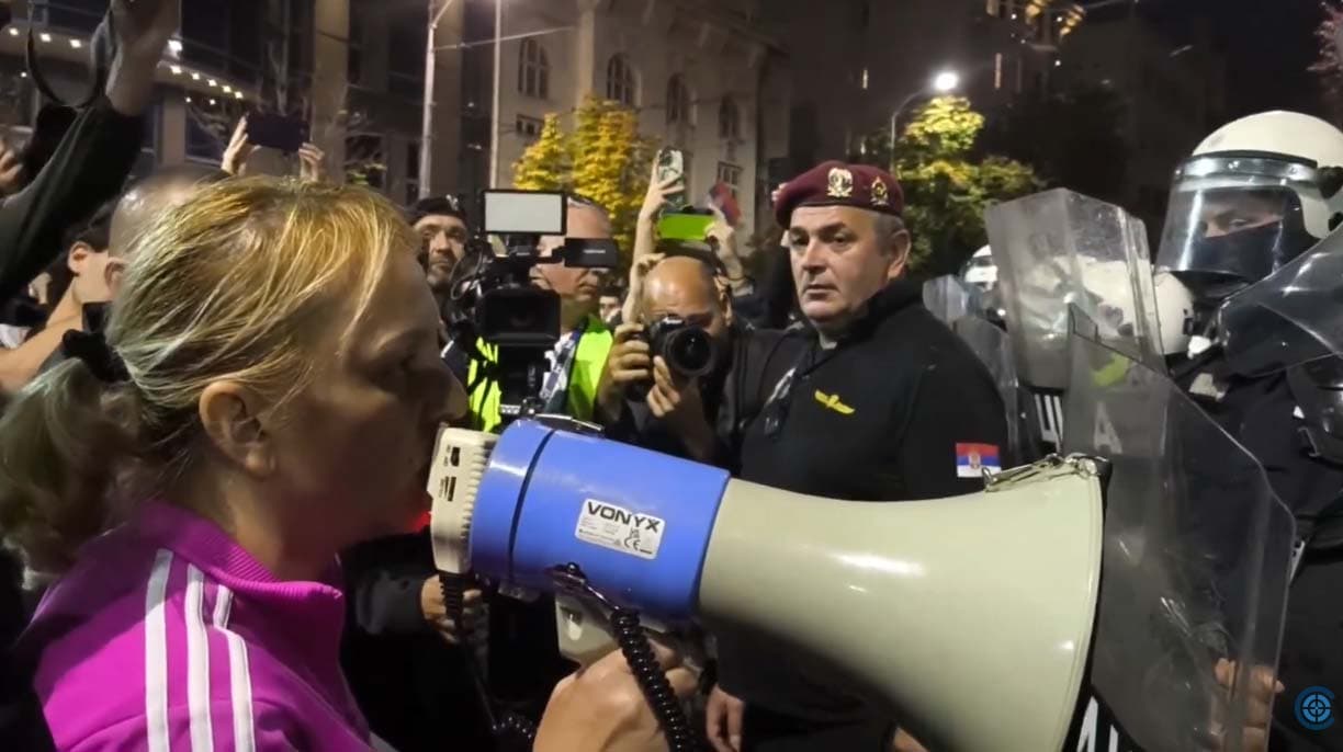 Naprednjaci pevali Dijani Hrki pesmu "Pošla majka sina da potraži" (VIDEO)