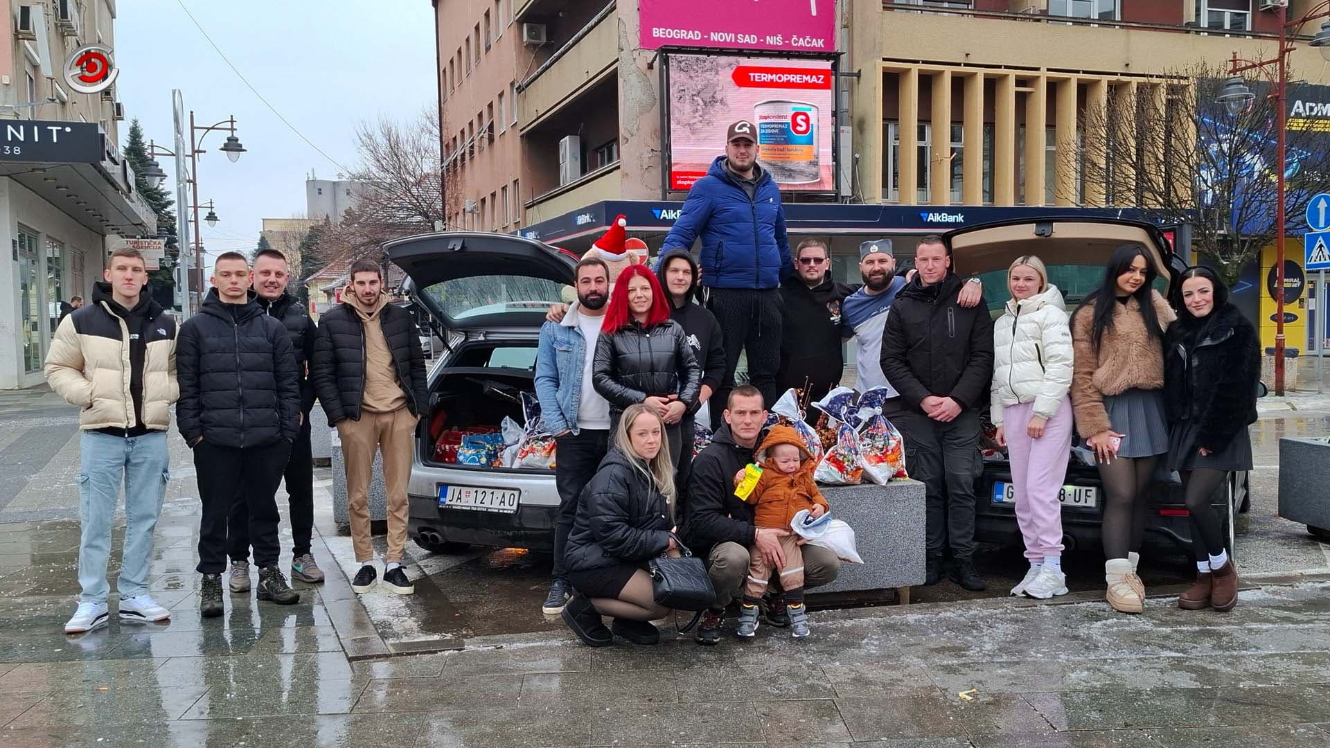 Stotinu slatkih paketića za mališane od članova Auto kluba "Red Light" Čačak (VIDEO)