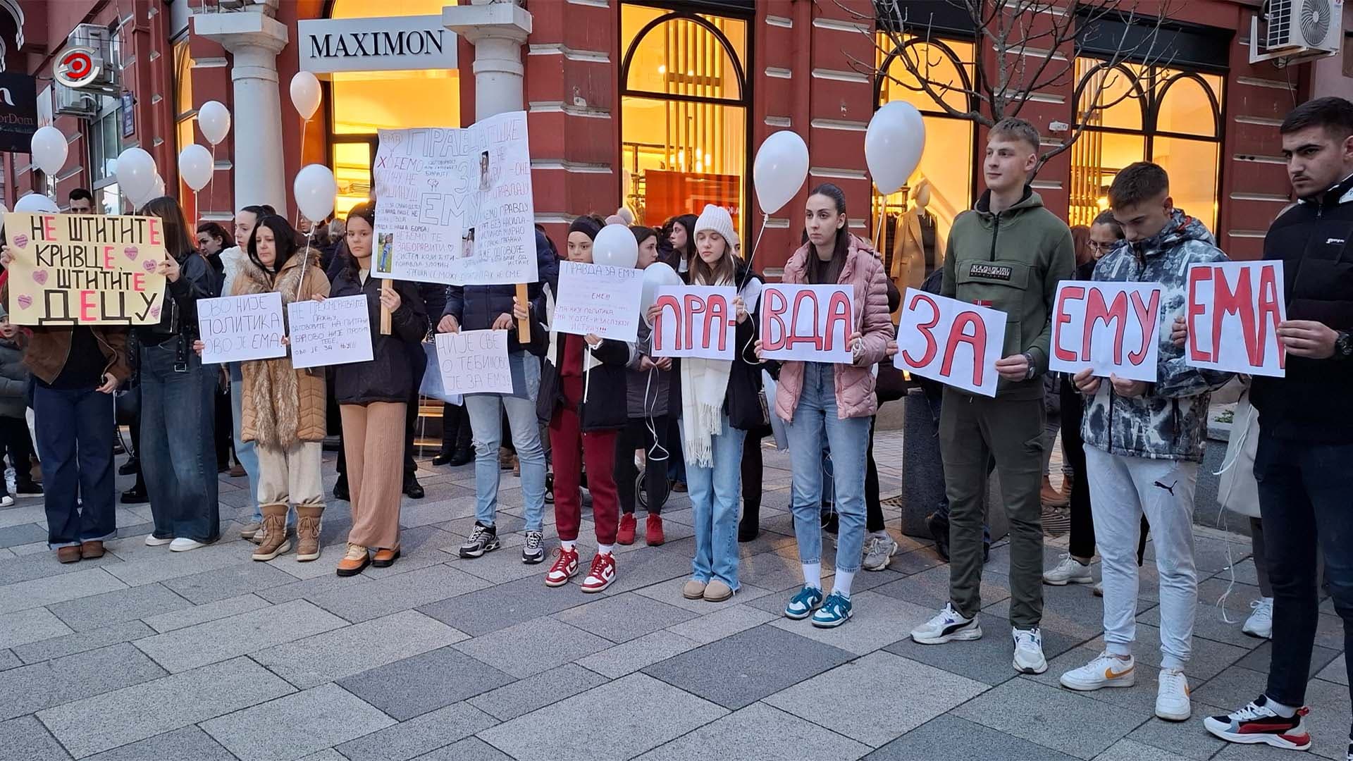 Dva minuta tišine za dvoje preminulih u čačanskoj bolnici i beli baloni za malu Emu (VIDEO)