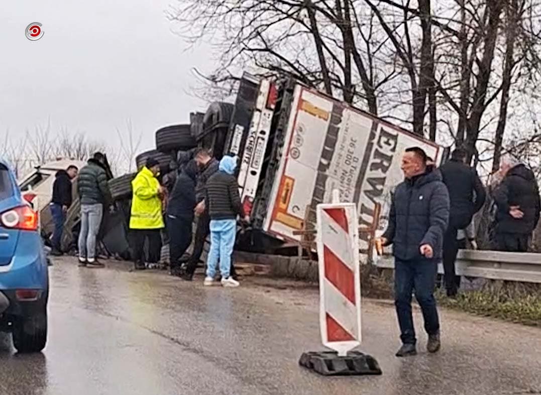 U toku izvlačenje šlepera koji se prevrnuo u Baluzi kod Čačka (VIDEO)