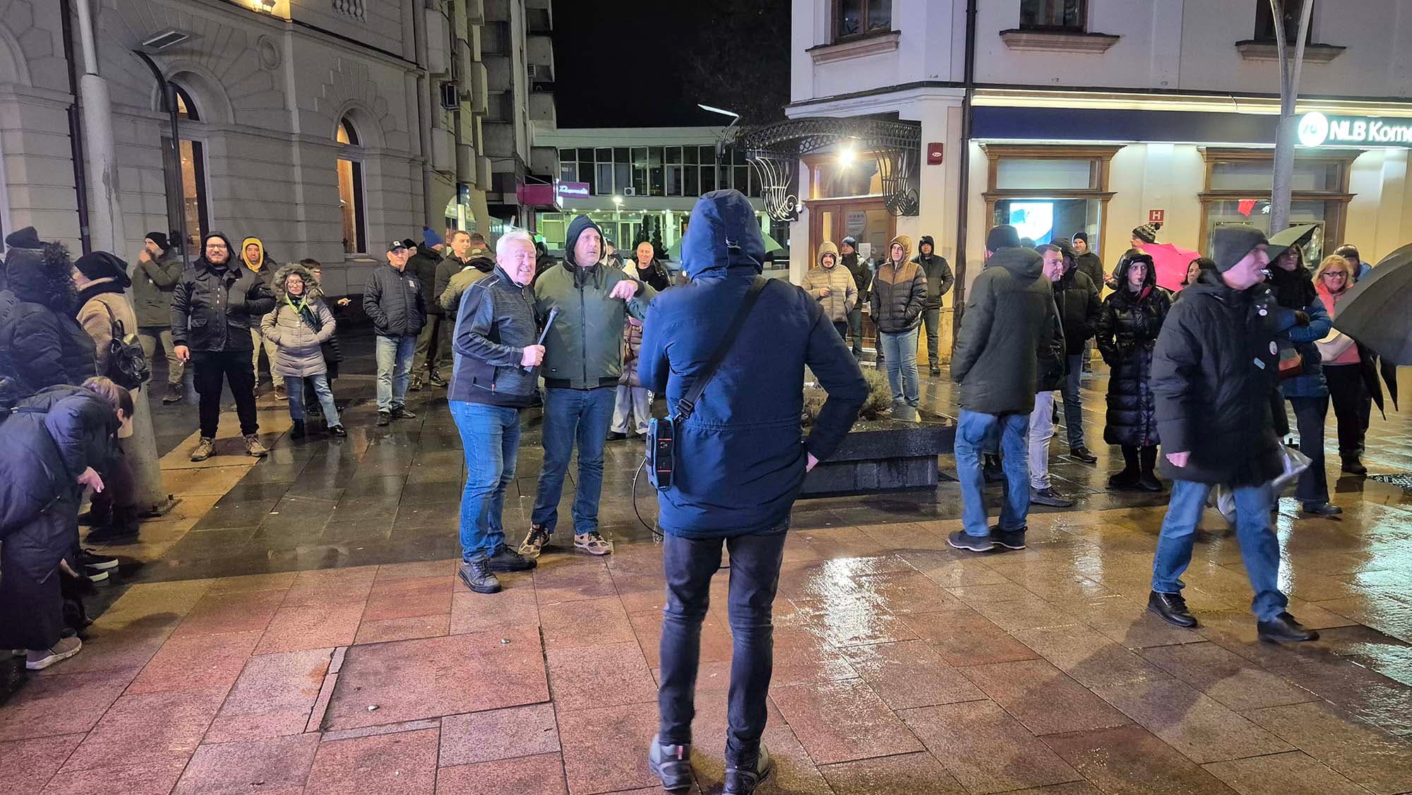 Održan protest pod nazivom "Nasilje nad kolegama ne opraštamo": Provokacije, zvižduci i negodovanje (VIDEO)