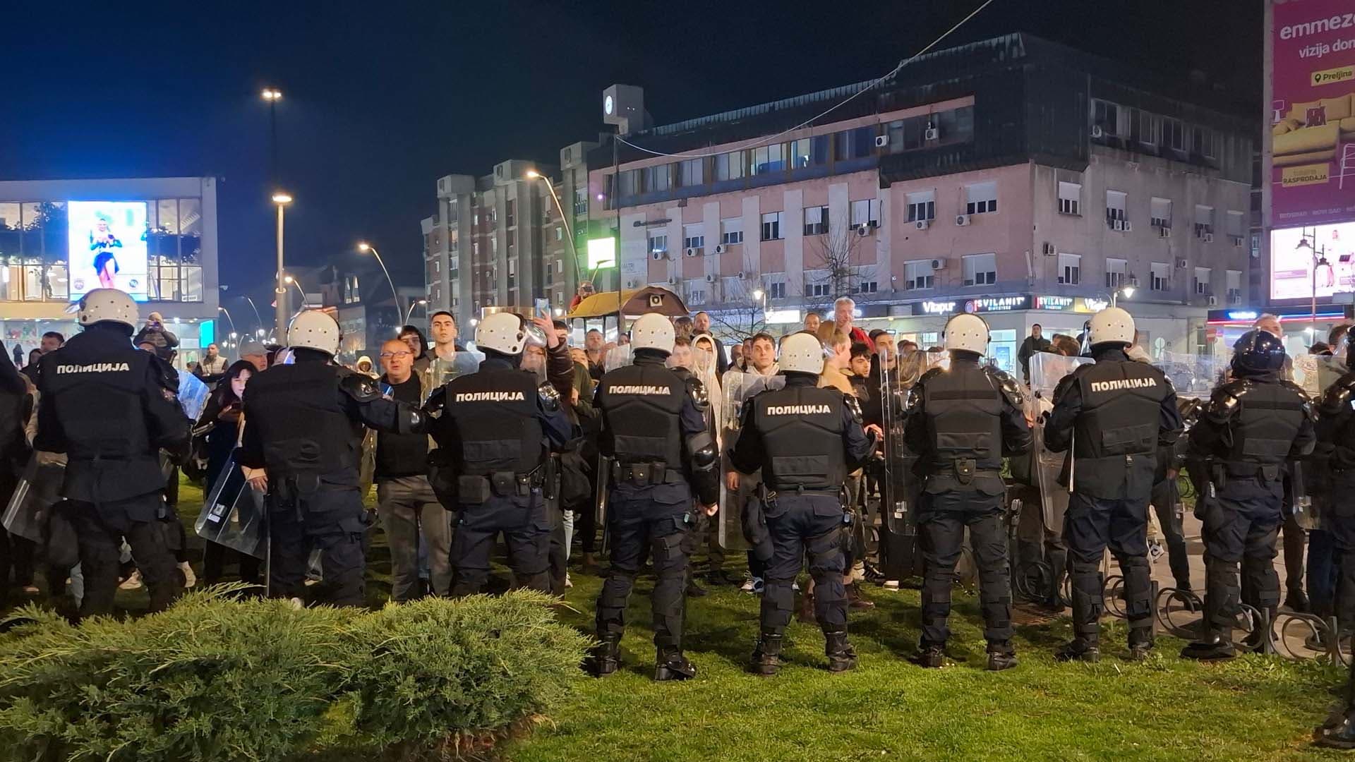 Protest građana u centru Čačka tokom gostovanja Aleksandra Vučića na TV Lav (VIDEO)
