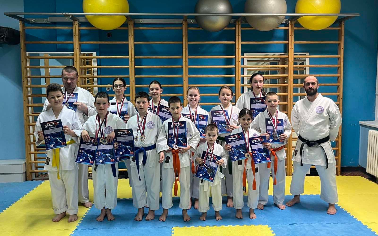 Uspešan nastup Karate centra DBA na Turniru "Kraljevački pobednik": 14 takmičara osvojilo 21 medalju