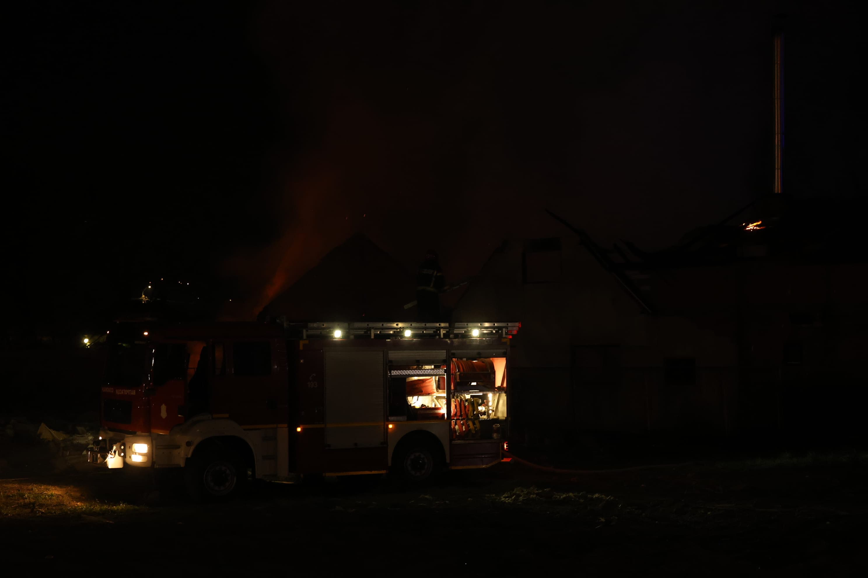 Požar u stolarskoj radionici u Ljubiću: Vatrogasci sprečili širenje vatre na porodičnu kuću