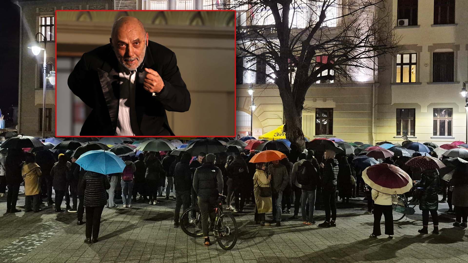 Pod kišovitim nebom Rale Milenković pred brojnom publikom u Čačku odigrao "Naše dane" (VIDEO)