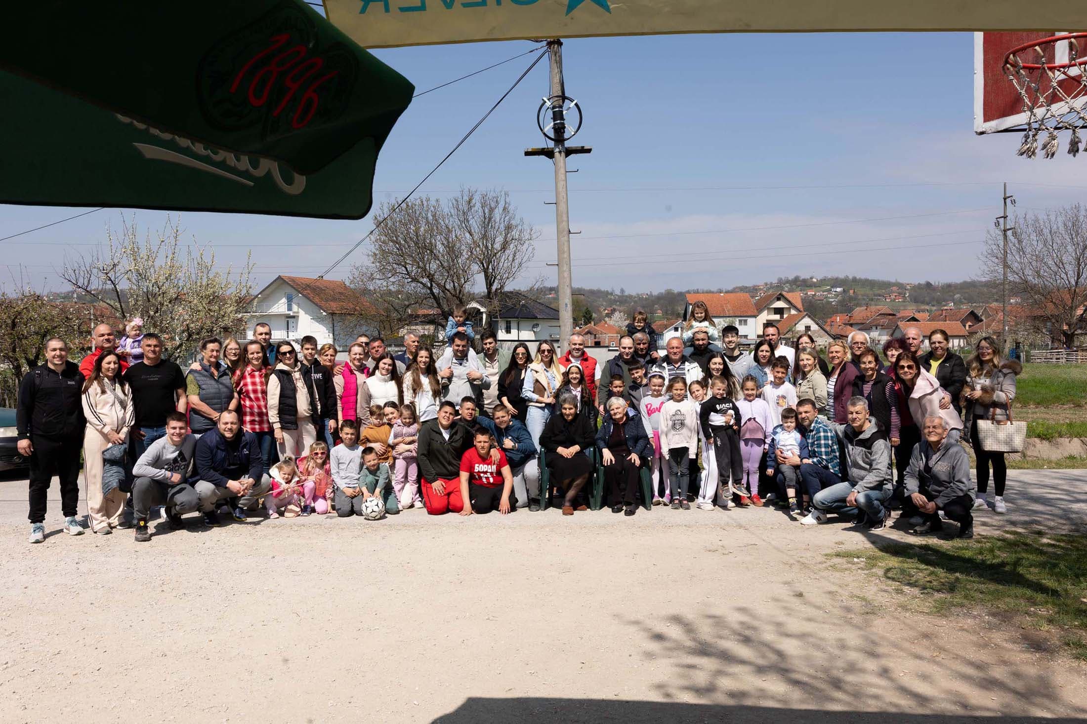 KOMŠIJSKA SLOGA KAKVA SE RETKO VIĐA: Deca iz Ravaničke ulice na Vaskrs ujedinila Ljubić polje (FOTO)